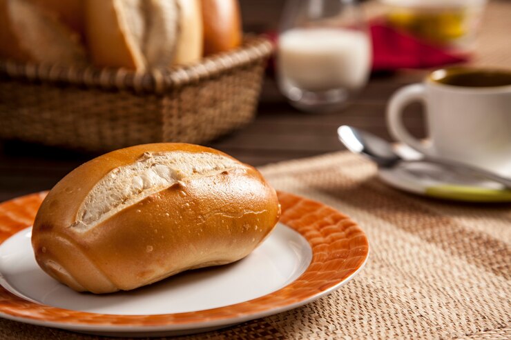 Foto café da manhã no brasil com pão francês tradicional, pão tradicional do brasil.