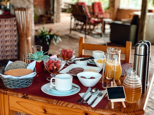 Foto café da manhã no hotel com sucos e frutas