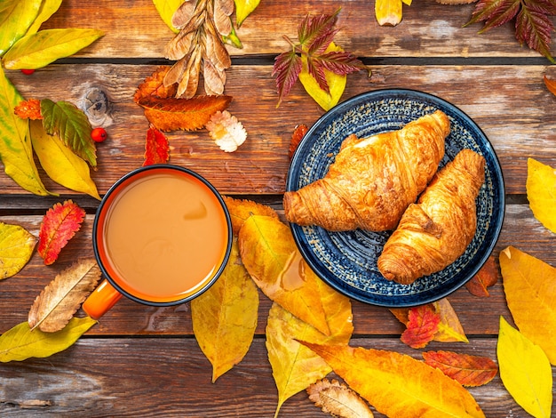 Café da manhã no outono ao ar livre com folhas coloridas e vista superior