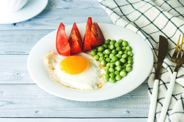 Café da manhã no prato de ovos fritos com vegetais