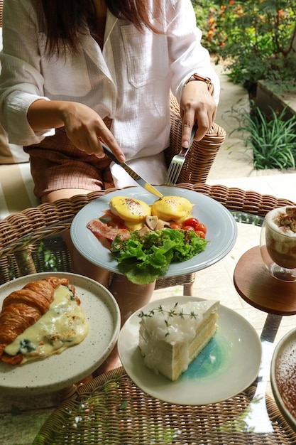 Café da manhã Ovos Benedict Torrado Muffins ingleses Delicioso café da manhã com ovos Benedict