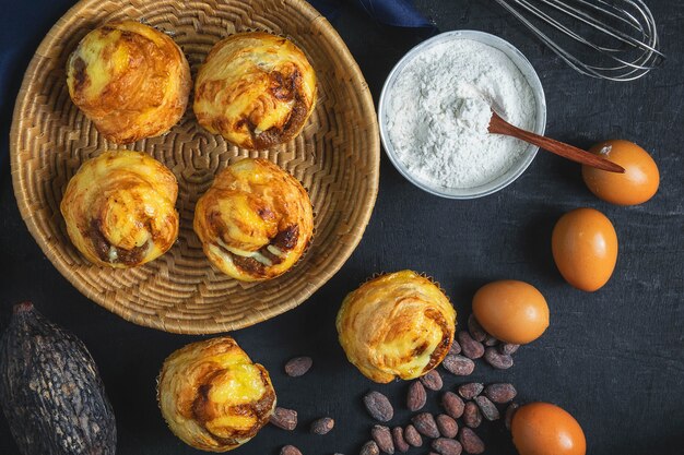 Café da manhã, pão e ingredientes na mesa