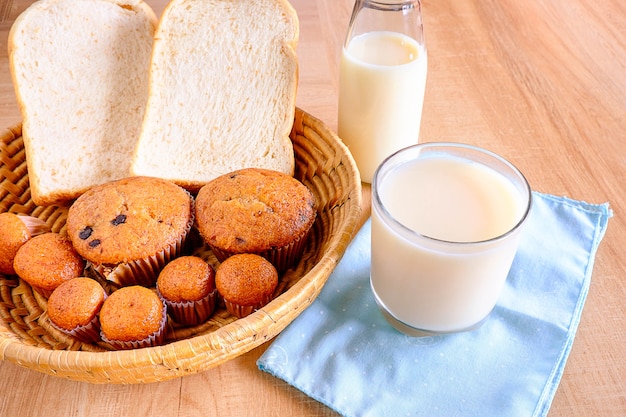Café da manhã pão e leite saudável