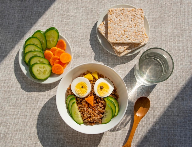 Café da manhã para a criança A coruja feita de ovos e legumes de mingau de trigo sarraceno