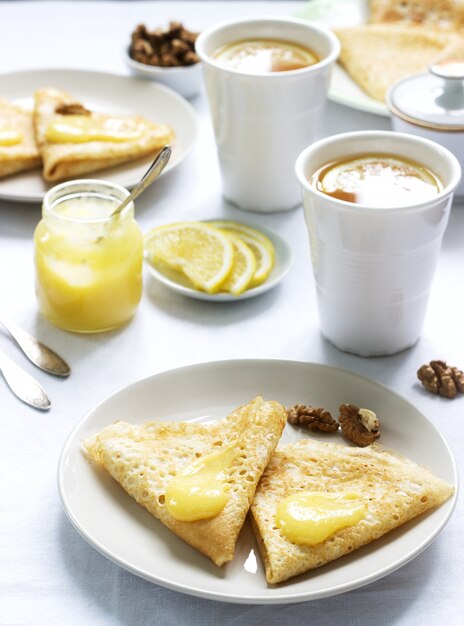 Café da manhã para dois com panquecas, creme de limão e chá. Café da manhã no dia dos namorados.