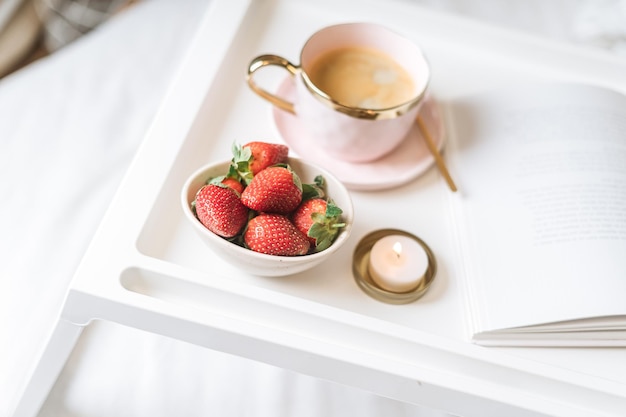 Café da manhã para o dia dos namorados com café e morangos