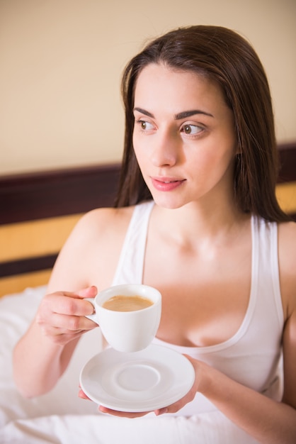 Café da manhã para uma linda garota que acordou.