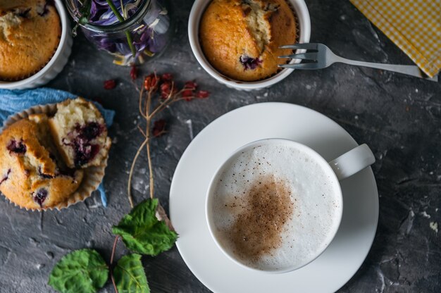 Café da manhã primavera com muffins em estilo rústico