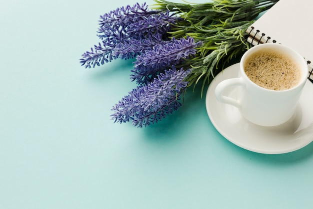 Foto café da manhã quente com flores de lavanda