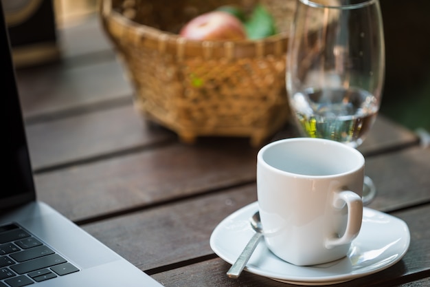 café da manhã relaxante e trabalho no laptop