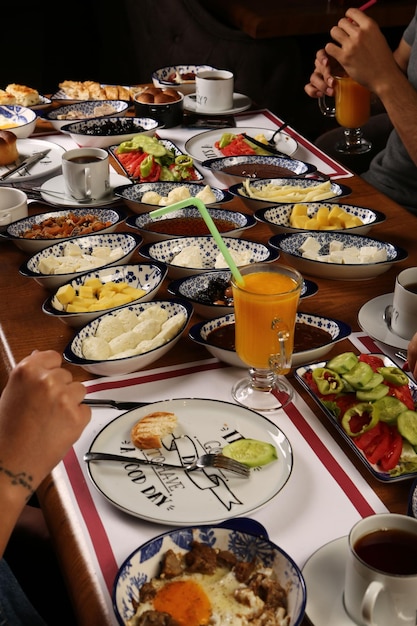 Foto café da manhã rico e delicioso