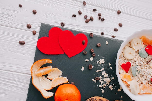 Café da manhã romântico com frutas croissantes e frutas