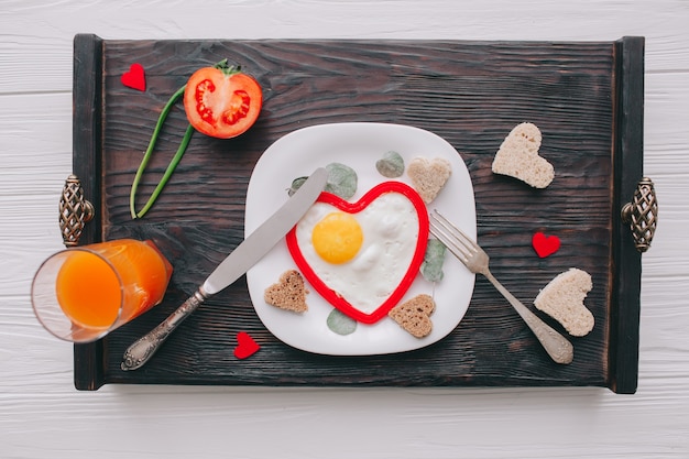 Café da manhã romântico com ovos e legumes