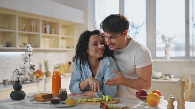 Café da manhã romântico em família juntos em cozinha caseira em close-up casal feliz