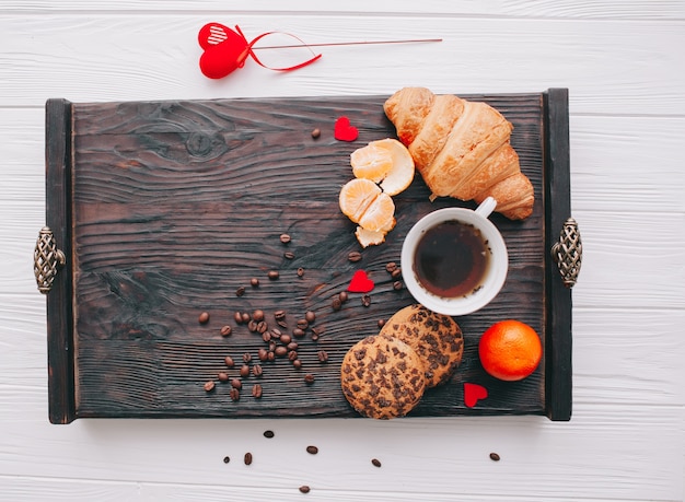 Foto café da manhã romântico na bandeja