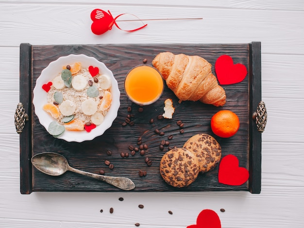 Café da manhã romântico na bandeja