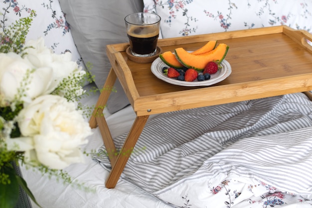 Café da manhã romântico na cama
