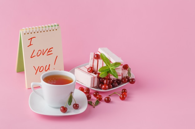 Café da manhã romântico suave para sua namorada com doces de frutas cereja