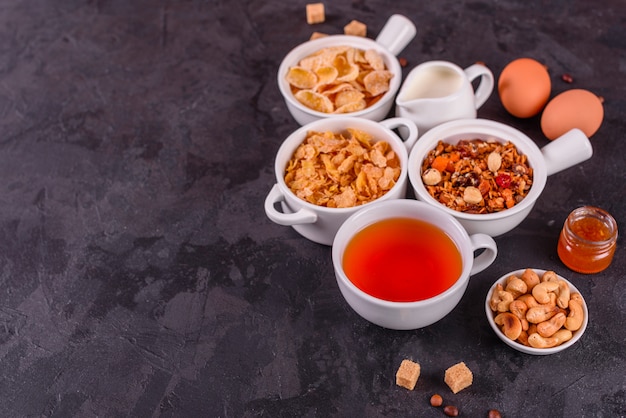 Café da manhã saboroso e útil com flocos, leite, nozes e frutas secas