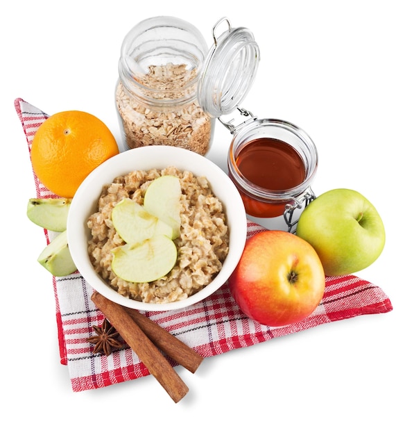 Café da manhã saudável, aveia e maçãs na mesa de madeira