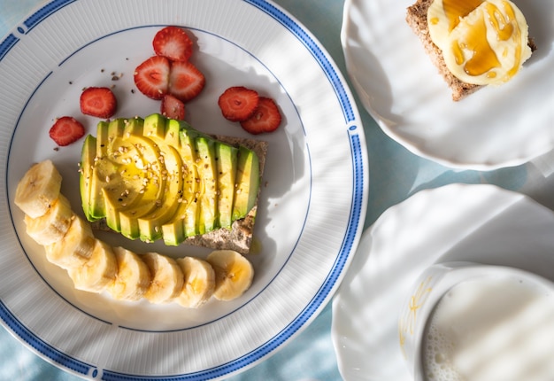 Café da manhã saudável com banana abacate e morangos orgânicos