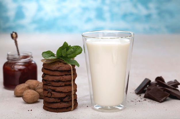 Café da manhã saudável com biscoitos de leite e aveia Dieta nutricional adequada