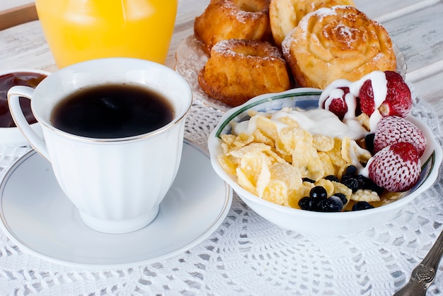 Foto café da manhã saudável com granola, morango, geléia e juce