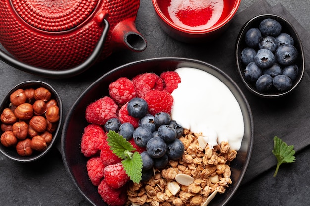 Café da manhã saudável com iogurte de granola e frutas