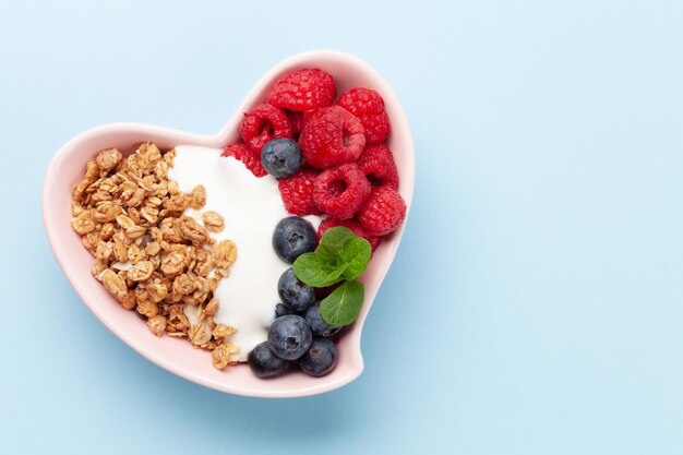 Café da manhã saudável com iogurte de granola e frutas