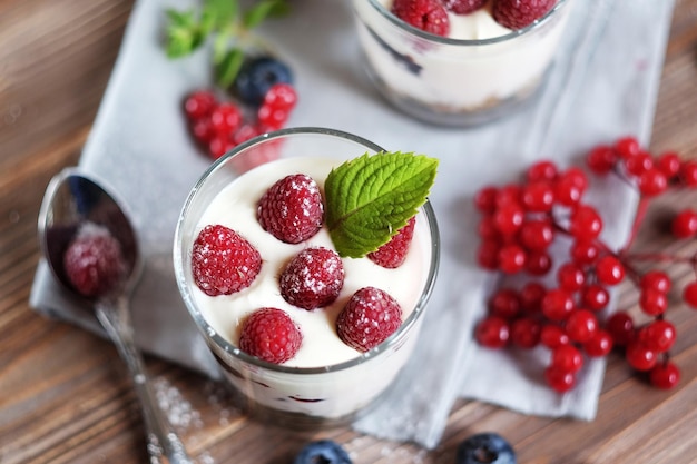 Café da manhã saudável com iogurte e granola Vista superior Fechar