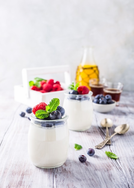 Café da manhã saudável com iogurte natural e frutas