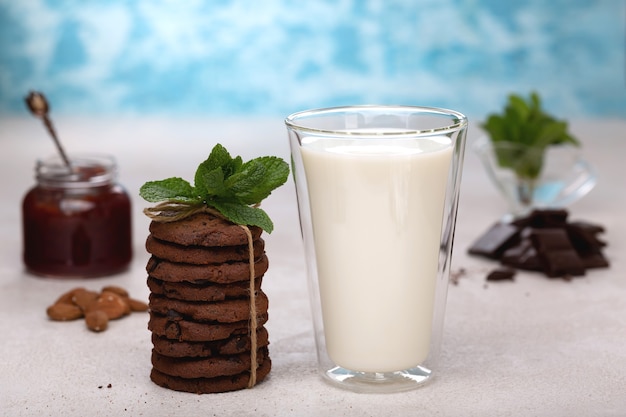 Café da manhã saudável com leite e biscoitos de aveia. Nutrição adequada, dieta alimentar.