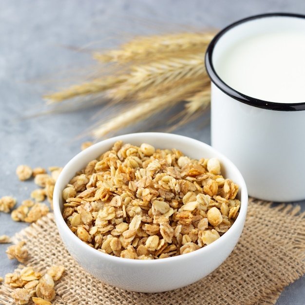 Café da manhã saudável com muesli e leite.