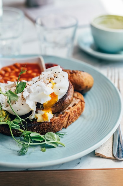 Café da manhã saudável com ovos escalfados e vegetais