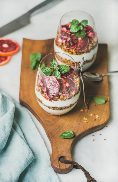 Café da manhã saudável com parfait em camadas de granola de iogurte