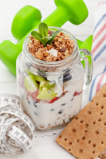 Café da manhã saudável com pote de iogurte de granola e frutas frescas