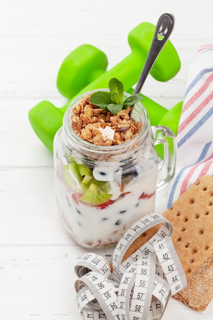 Café da manhã saudável com pote de iogurte de granola e frutas frescas