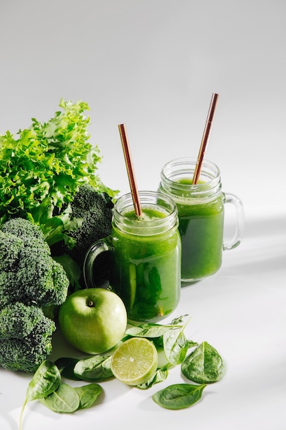 Café da manhã saudável com smoothie verde. Conceito de desintoxicação e dieta. Comida vegetariana.