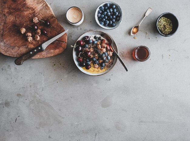 Café da manhã saudável com tigela de iogurte granola e café