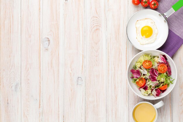 Café da manhã saudável com tomate e salada de ovo frito