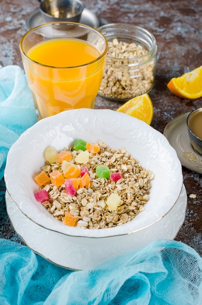 Foto café da manhã saudável conjunto granola, café e suco