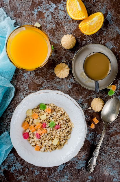 Café da manhã saudável conjunto granola, café e suco