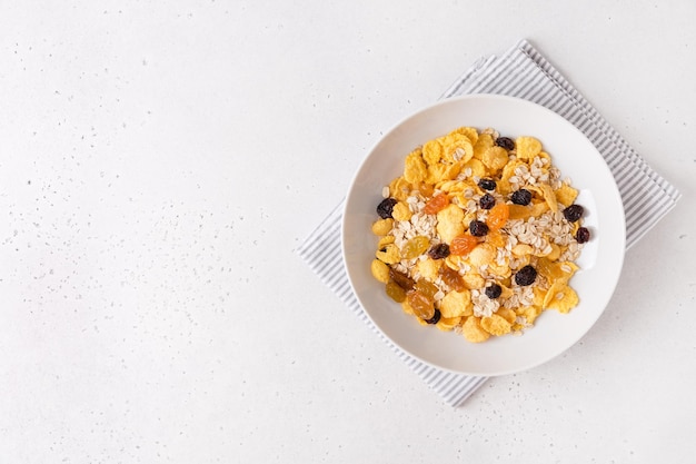 Café da manhã saudável, cultura de dieta. Granola fresca, muesli com passas. Copiar espaço