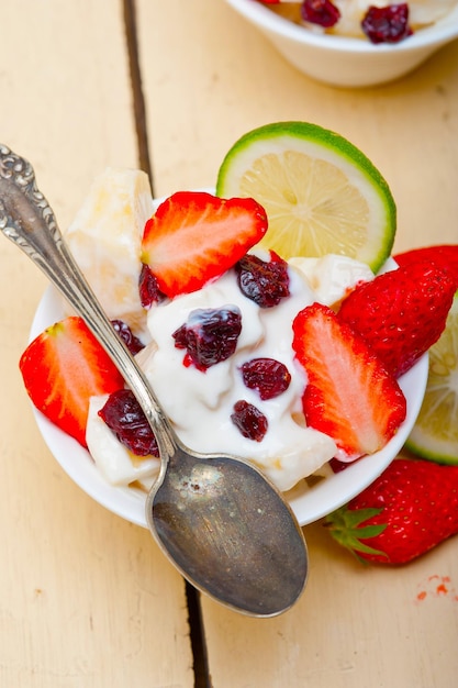 Café da manhã saudável de salada de frutas e iogurte