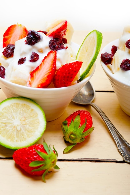 Café da manhã saudável de salada de frutas e iogurte