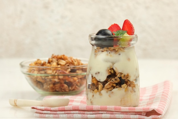 Café da manhã saudável Granola deliciosa com frutas e iogurte Alimento vegetariano saudável com fibras