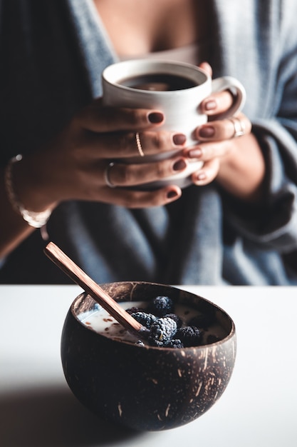 Café da manhã saudável, iogurte com figos em uma tigela de coco. O começo certo para o dia.