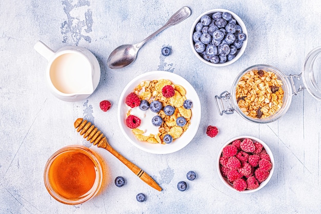 Café da manhã saudável, muesli, cereais com frutas, vista de cima.