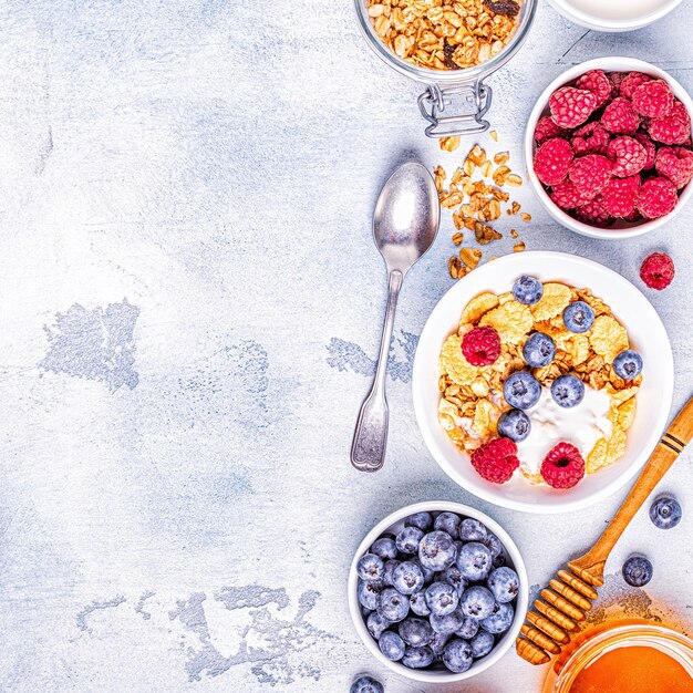 Café da manhã saudável, muesli, cereais com frutas, vista de cima.