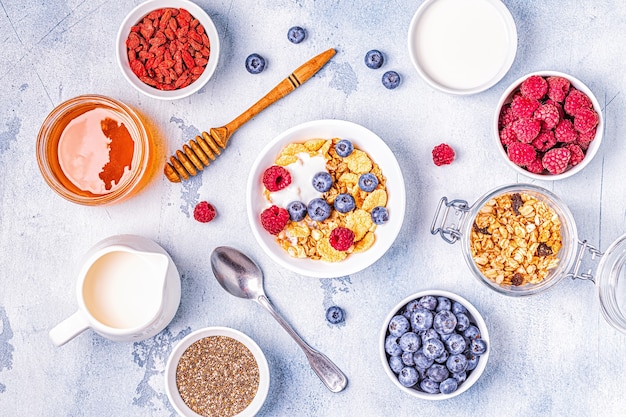 Café da manhã saudável, muesli, cereais com frutas, vista de cima.